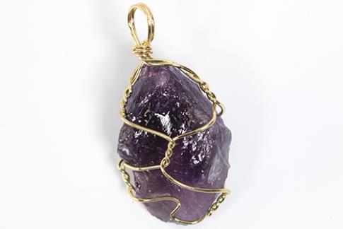 colgante-amatista-en-bruto-envuelto-en-alambre-3x2cm.485x350